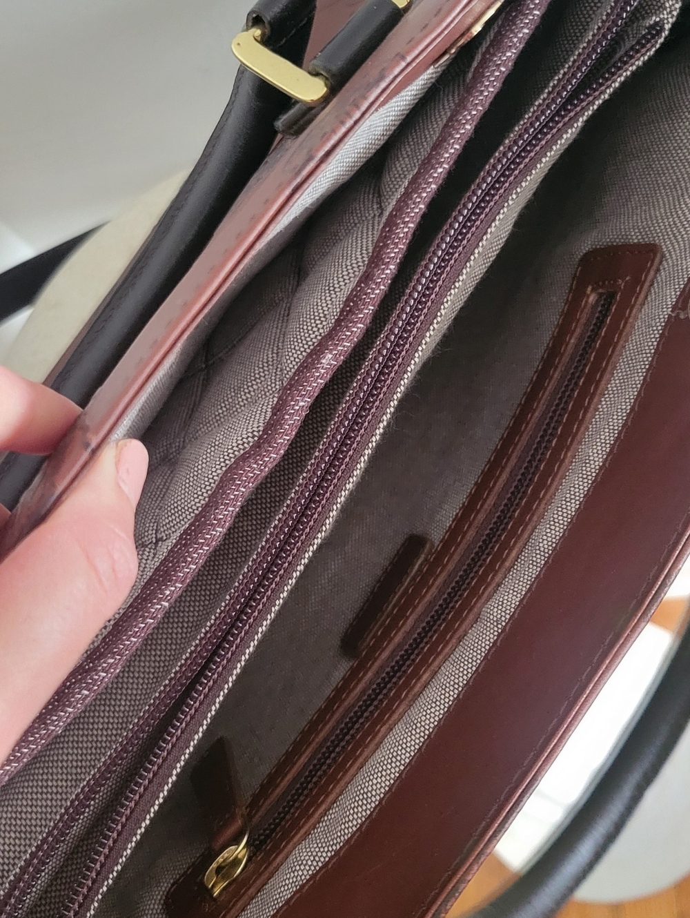 SCULLY Women’s Brown Leaf-Embossed Leather Tablet Bag Crossbody - Picture 5 of 7